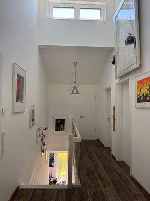 OG. Flur, Fenster durch versetze Bauweise