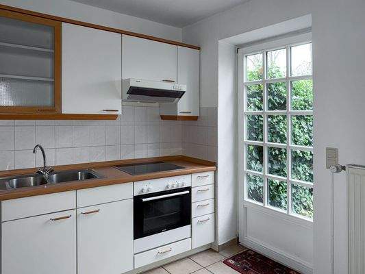 5. Küche mit Zugang zum eigenen Garten.jpg