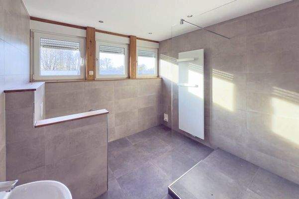 Bad mit großer bodentiefer Dusche