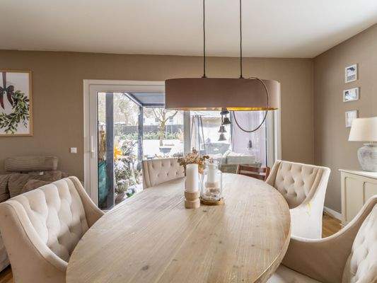 Essbereich mit Austritt auf die Terrasse 