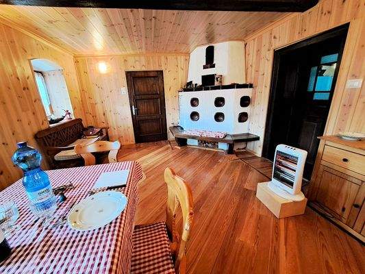 Wohnzimmer mit Esstisch im Erdgeschoß_B.jpg