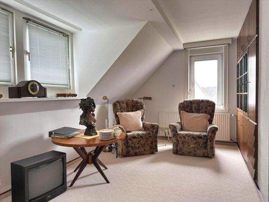 eines der Zimmer im Dachgeschoss