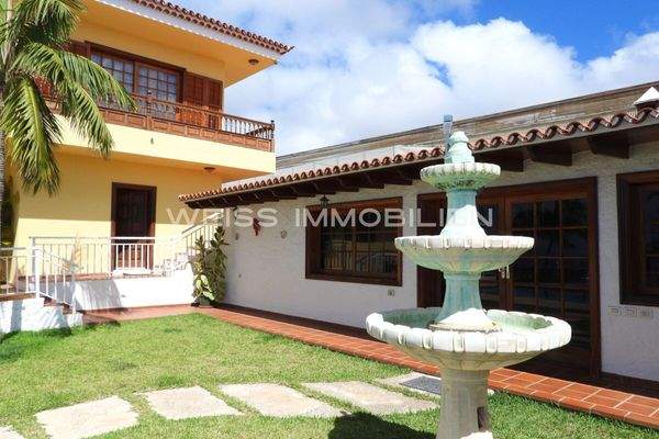 ... neben Schwimmbad und Haus