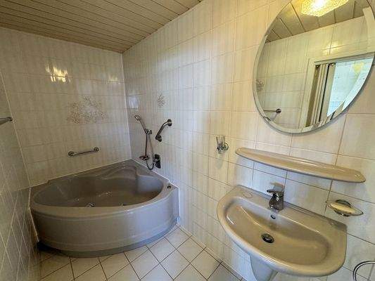 EG | Bad | Eckbadewanne