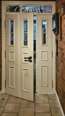 OG: Tür vom Flur zur Wohnhalle