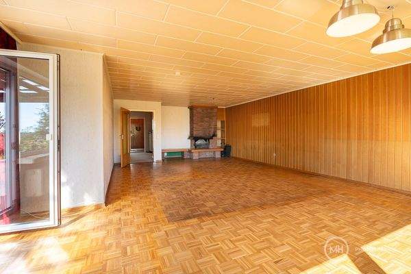 großzügiger Wohnraum mit Zugang zur Terrasse