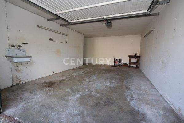 Garage ( Gartentür hinten defekt)