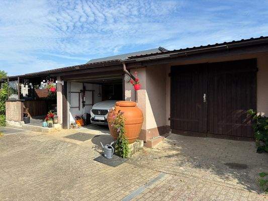 Nebengebäude mit zwei Garagen & Terrasse