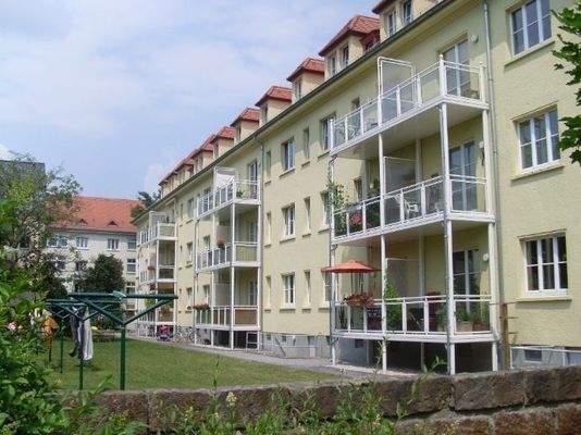 Gartenansicht mit sonnigen Balkonen