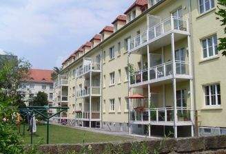 Gartenansicht mit sonnigen Balkonen