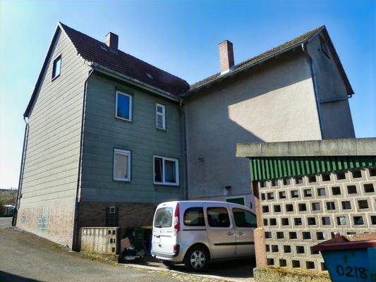 Rückseite mit Zufahrt zur Garage und Carport