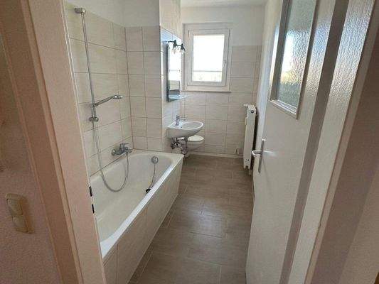 Bad mit Wanne und Fenster.jpg