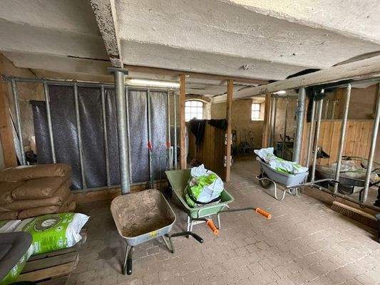 Drei von fünf Pferdeboxen