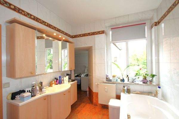 017. EG Bad mit Wanne u. Waschtisch.JPG