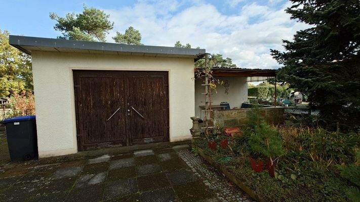 Garage und überdachte Sitzecke