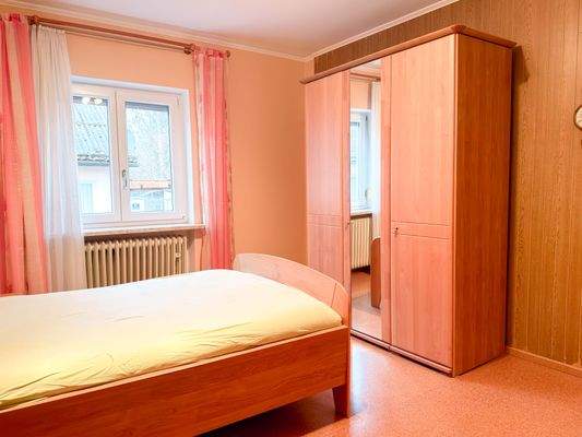 Erdgeschoss (2) - Schlafzimmer mit Waschbecken