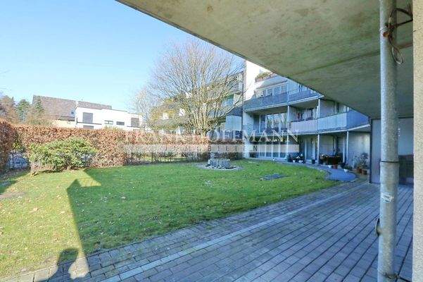 Terrasse und Gemeinschaftsgarten