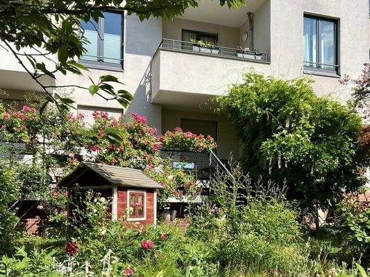 Garten mit Terrassenzugang