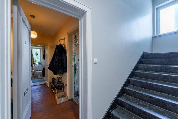 Wohnungstüre / Treppenhaus