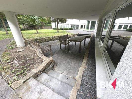 Freisitz unter dem Balkon vom EG