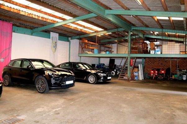 Halle hinter den Gebäuden