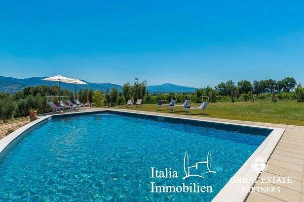 Schöne helle Villa in herrlicher Lage mit Türmchen, Pool, Weinberg und Olivenhain