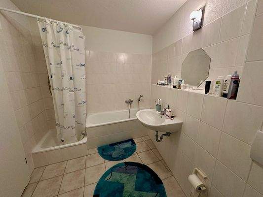 ...mit Wanne und Dusche