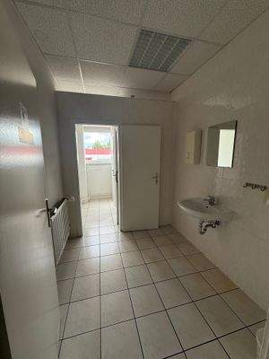 Halle 1 links - WC OG