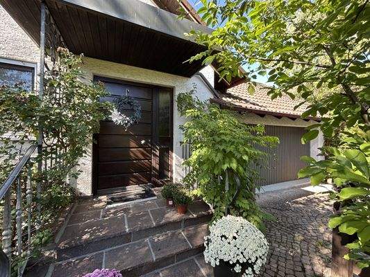 Hauseingang mit Garage