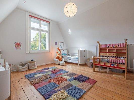 15. Das Süd-West ausgerichtete Zimmer mit Blick in den grünen Garten..jpg