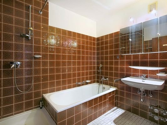 Bad mit Dusche und Wanne