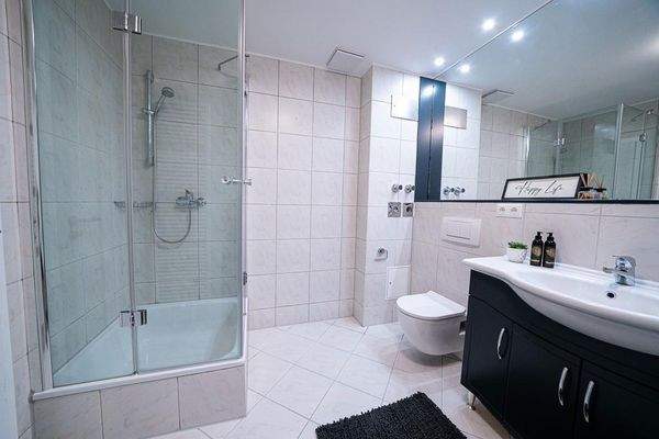 BAD MIT BADEWANNE UND DUSCHE