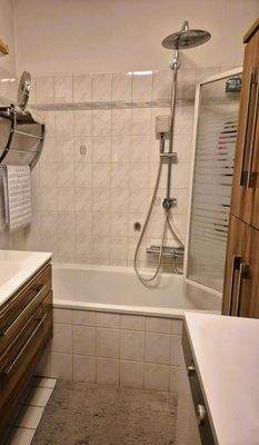 Bad mit Wanne, Badmöbel und Waschmaschinenanschluss