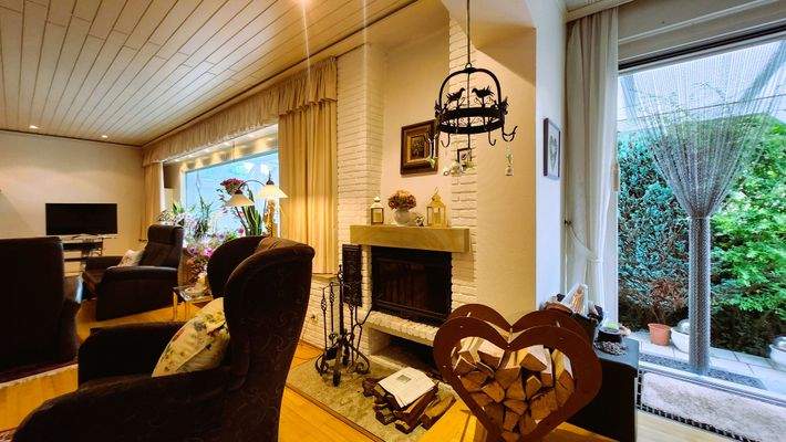 EG Whg 1 Wohnzimmer mit Kamin