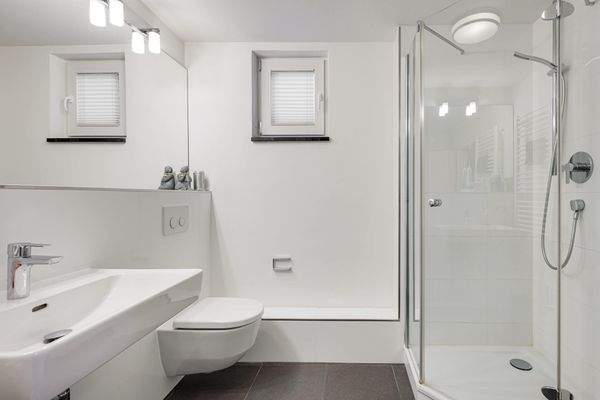 Badezimmer mit Dusche im UG