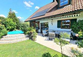 Blick zur Terrasse u. Pool