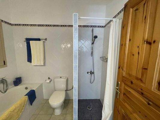 Kreta, Roumeli: Charmante Villa mit Garten und Pool zu verkaufen