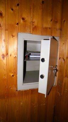 Wandsafe im Kellerraum 1