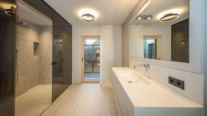 KITZIMMO-Luxuriöse Gartenwohnung mit eigenem Wellnessbereich - Immobilien Brixen.