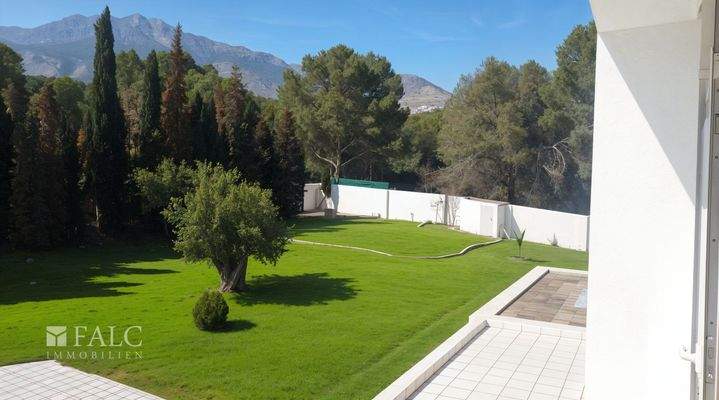 Gartenansicht der Villa