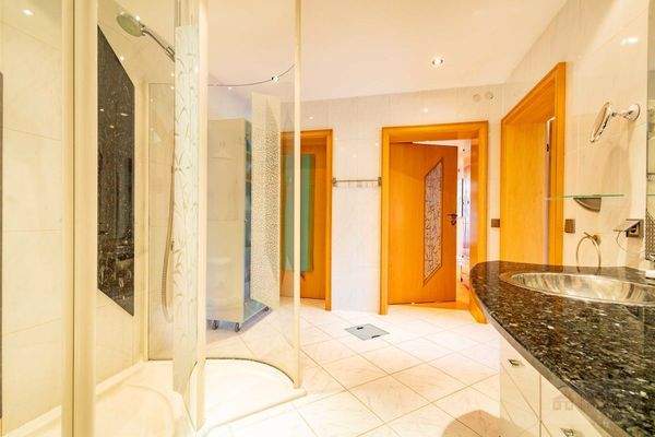 Wohnung 1: Badezimmer