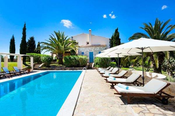 Einladender Poolbereich mit Sonnenliegen