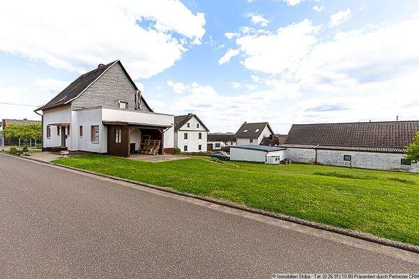 Einfamilienhaus mit großem Grundstück