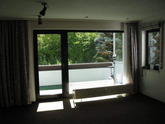 mit bodenläufigem  Fenster und Ausgangstür zum Bal