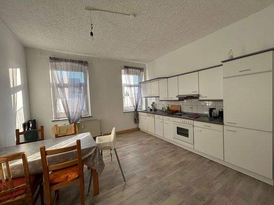 Helle Wohnküche mit Esstisch