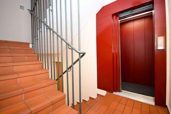 Halbe Treppe vom Fahrstuhr