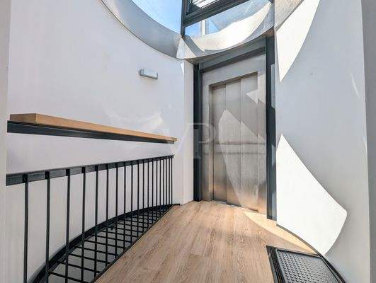 ZUGANG WOHNUNG AUFZUG