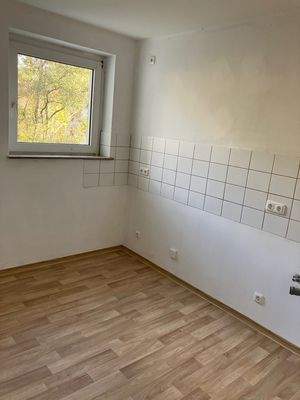 Küche mit weißem Fliesenspiegel und Fenster.jpg