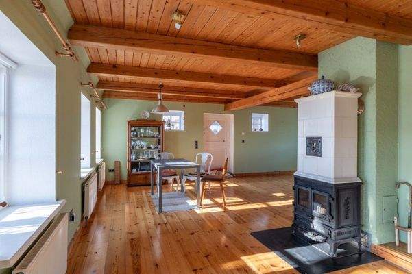 Wohnzimmer nach Süden mit  Kachelofen.jpg