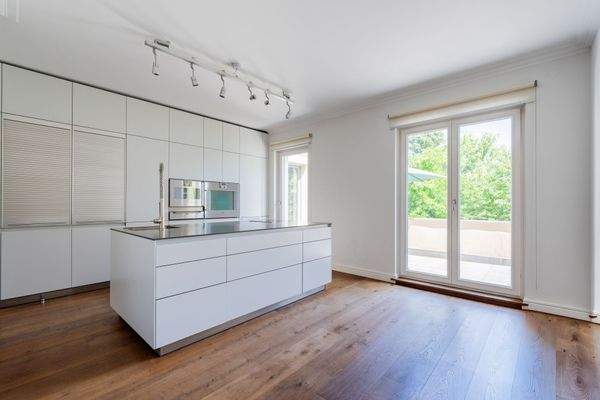 Designküche mit direktem Zugang zum Balkon